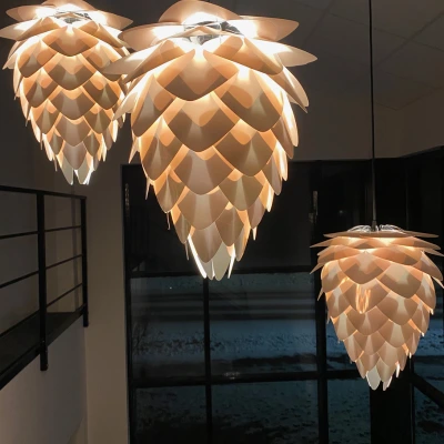 Designlampor formade som kottar i en modern inomhusmiljö.