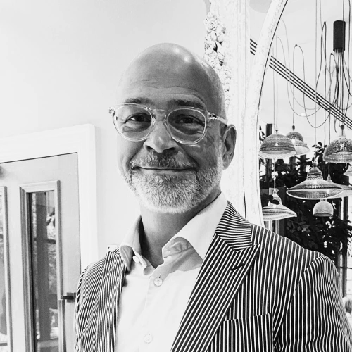 Mårten från KXM Management ler i en svartvit profilbild iförd randig kostym.