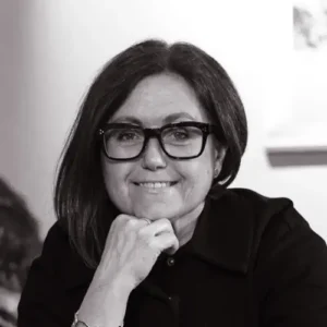 Madeleine från KXM Management ler och poserar för en professionell profilbild i svartvitt.